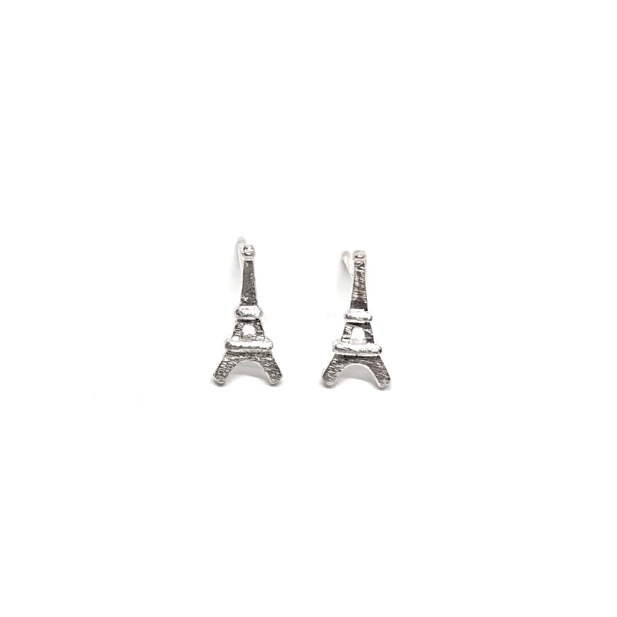 Boucles d’oreilles puces femme en argent 925 représentant de petites Tours Eiffel, symbole du romantisme et de l’élégance parisienne. Bijou raffiné et intemporel, idéal pour un look chic et féminin. L’argent massif offre une brillance durable et une qualité haut de gamme, parfait pour un usage quotidien, une soirée ou comme cadeau élégant inspiré de Paris.